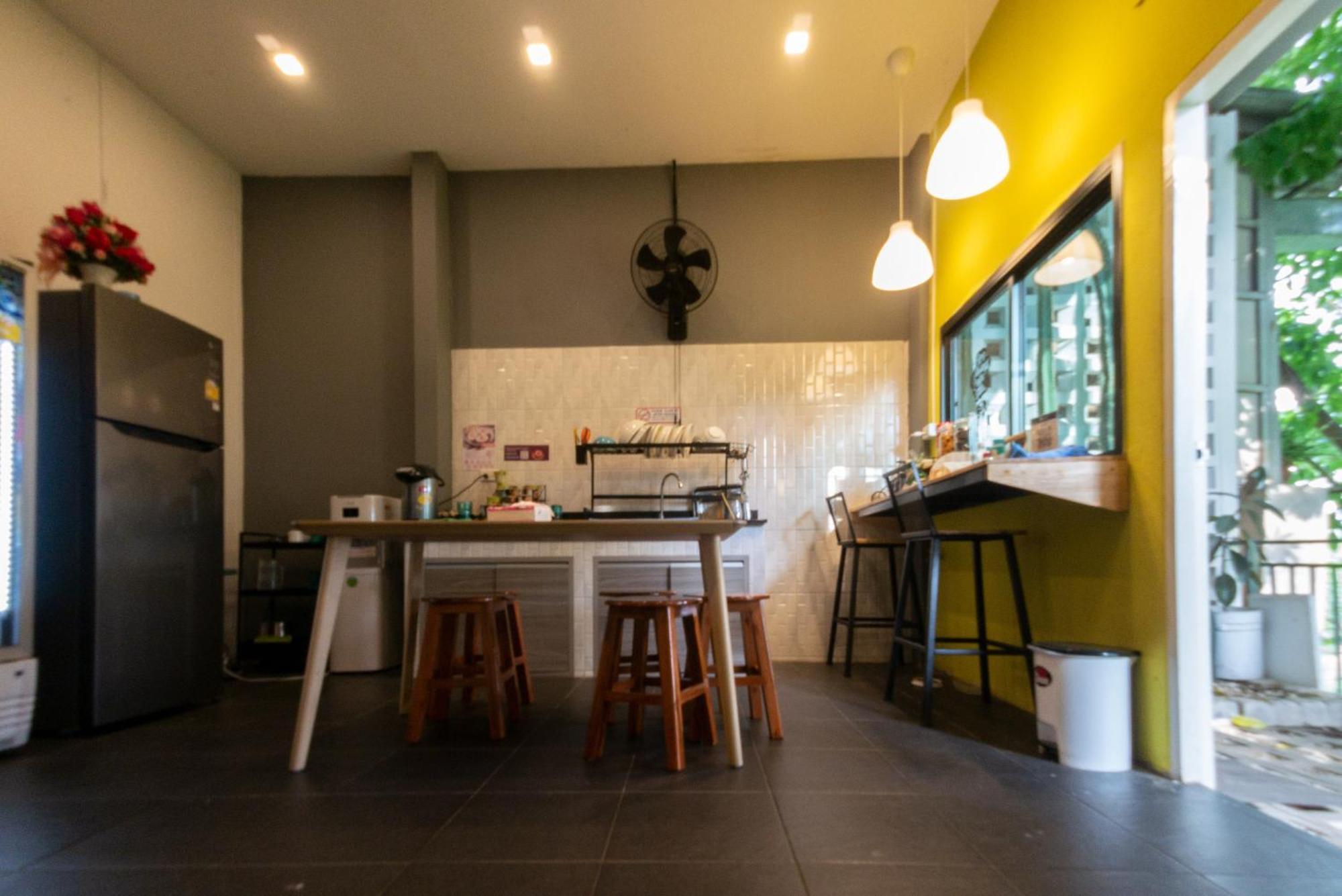 Paknap Hostel Nan Bagian luar foto